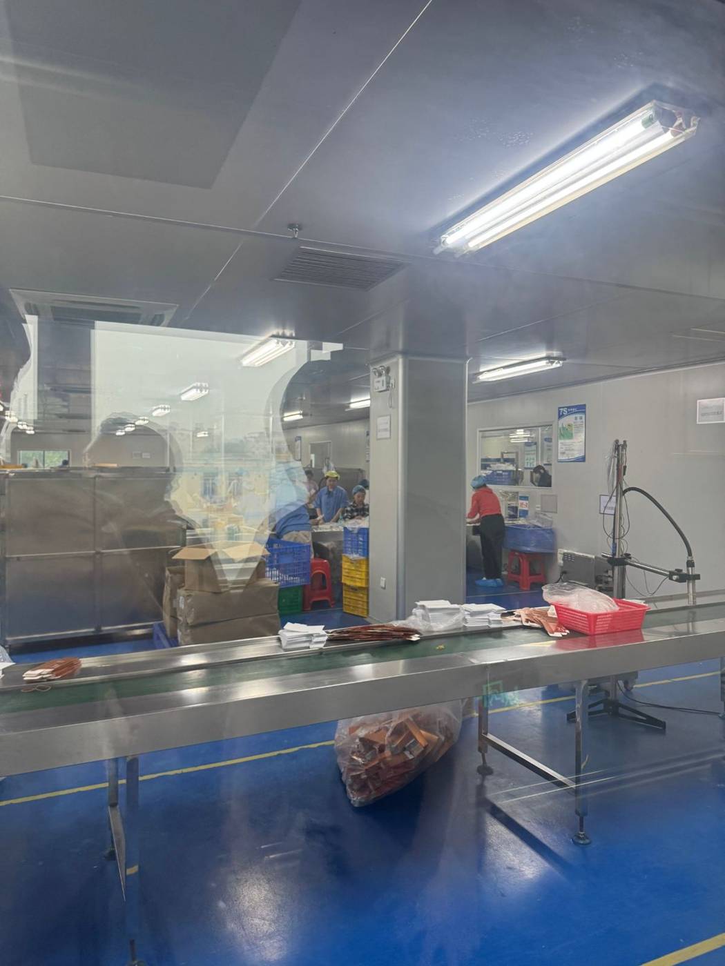 Packaging line behind glass